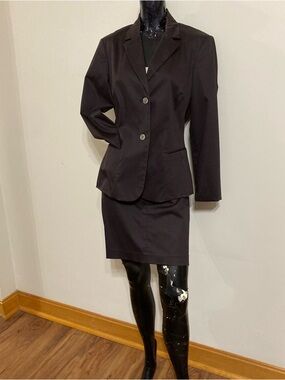 Classic 2pc. Two-Button Brown Blazer & Pencil Skirt Suit. Item# TSsks13